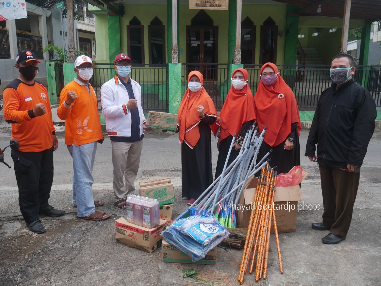 Pemberian Bantuan untuk Korban Banjir Kreo Selatan oleh BPKK DPC PKS Tangerang