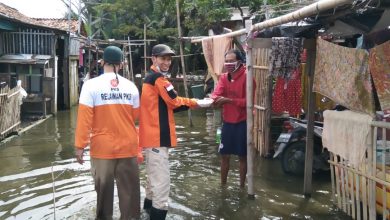 Totalitas Layani Rakyat, Aleg PKS Bagikan Bantuan Korban Banjir dari Rumah ke Rumah