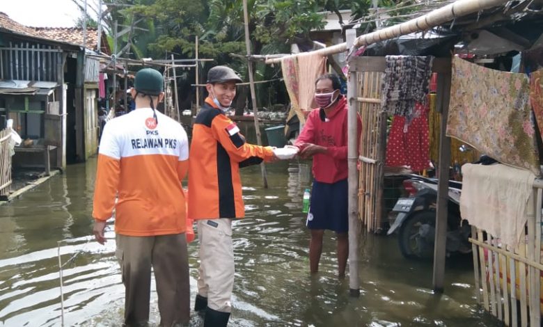 Totalitas Layani Rakyat, Aleg PKS Bagikan Bantuan Korban Banjir dari Rumah ke Rumah