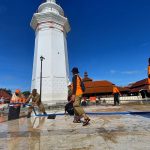 PKS Banten Terjun Bersihkan Pelataran Masjid Agung Banten Lama (2)